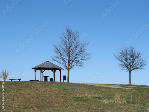Leerer Pavillion im Park mit Tisch und Stühlen