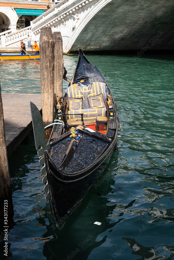 Gondola nel Canal Grande di Venezia