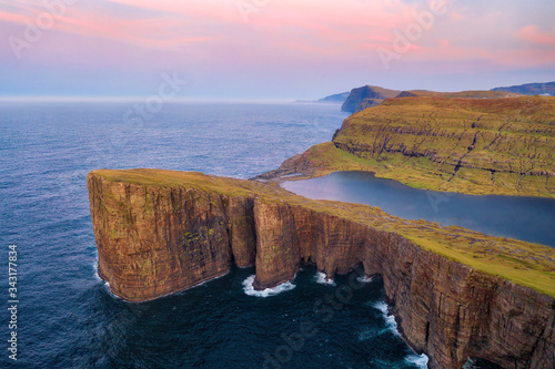 Obraz na płótnie Sorvagsvatn Lake and Waterfall into the Ocean in Western Faroe Island w salonie
