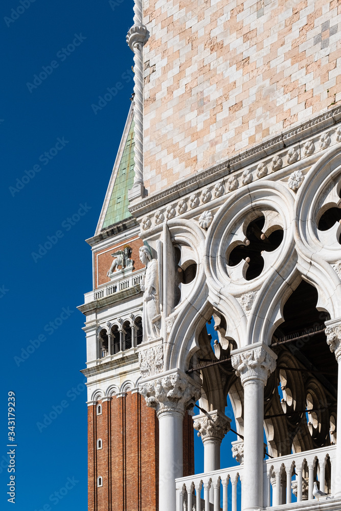 Piazza San Marco a Venezia con campanile e duomo