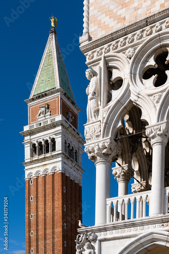 Piazza San Marco a Venezia con campanile e duomo