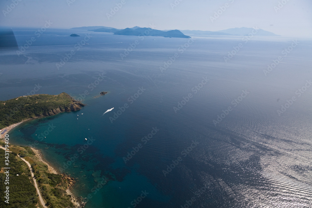 vista dall'alto  costa rocciosa con mare blu