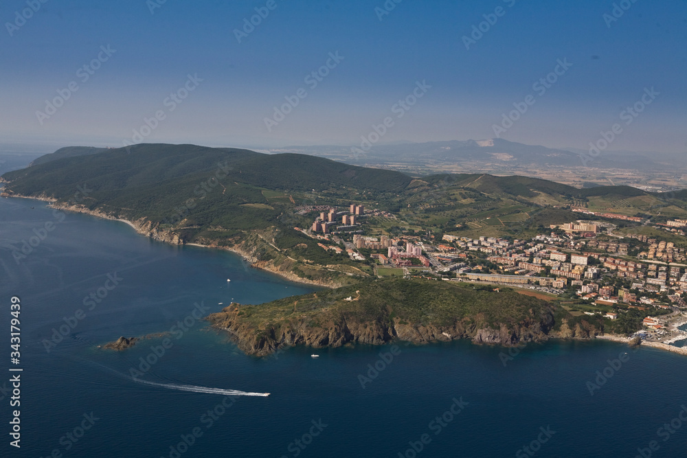 vista dall'alto costa rocciosa con mare blu vista dall'alto costa rocciosa con mare blu