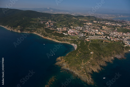 Fototapeta Naklejka Na Ścianę i Meble -  vista dall'alto  costa rocciosa con mare blu