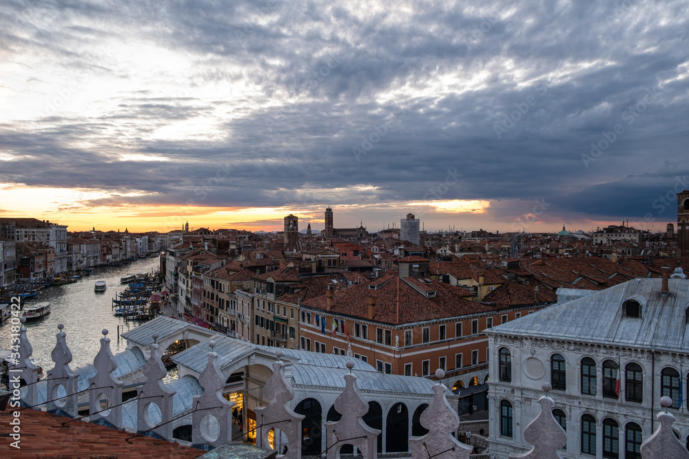 Obraz premium Tramonto dai tetti di Venezia