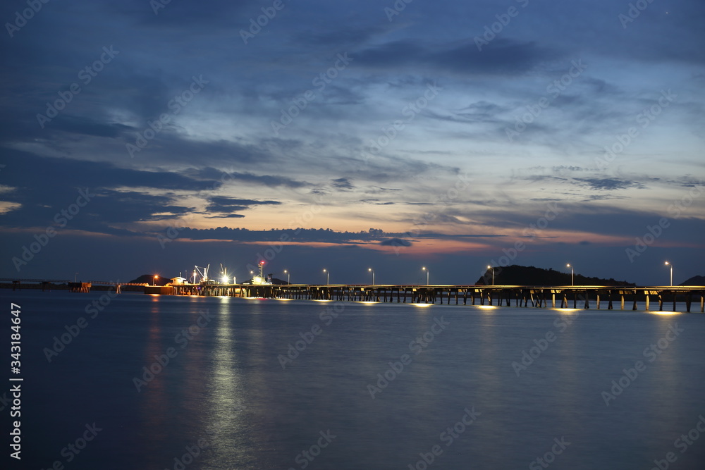 Obraz premium sea and pier in the evening at Sattahip ,Thailand 