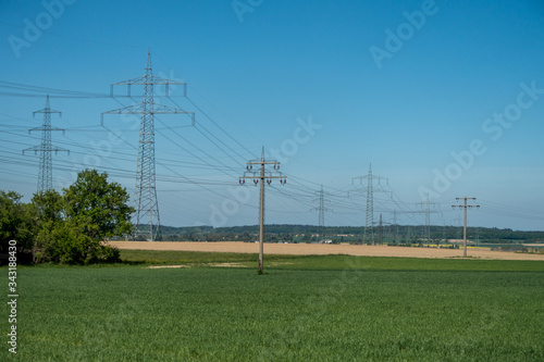 Strommasten im Feld