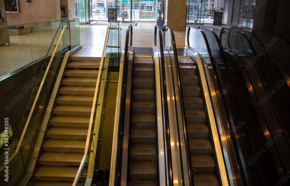 Obraz premium Escalators in an empty office lobby
