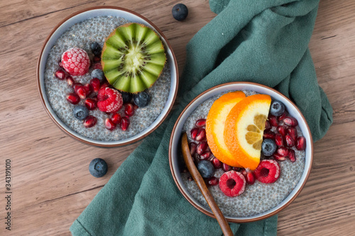 Bunte Chia-Pudding-Bowl als Frühstück mit frischem Obst wie Kiwi, Himbeeren, Heidelbeeren photo