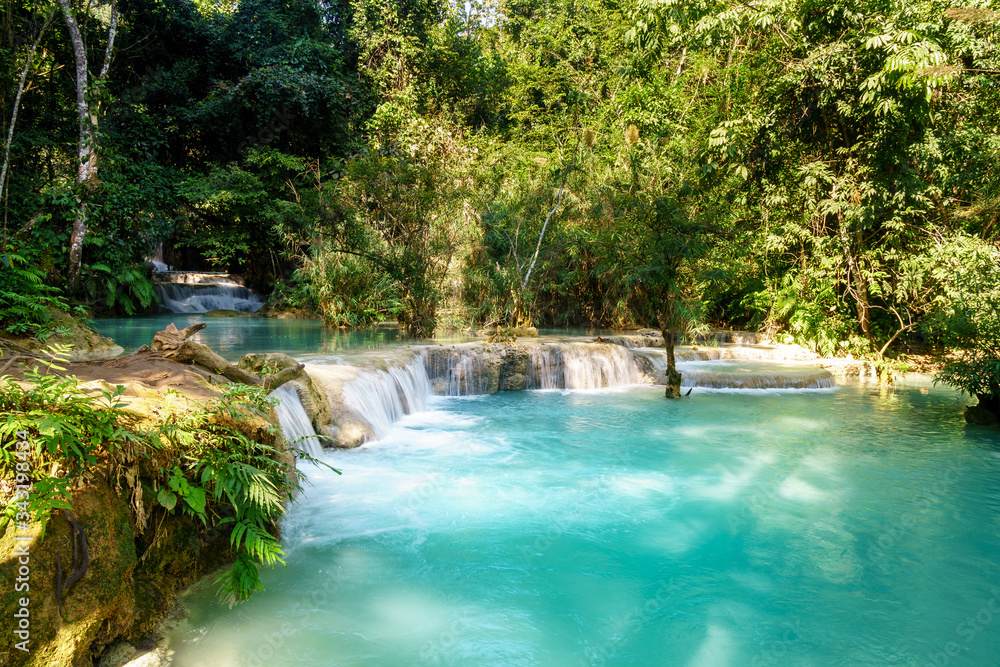 Fototapeta premium Kunag Si Waterfalls In Luang Prabang Laos