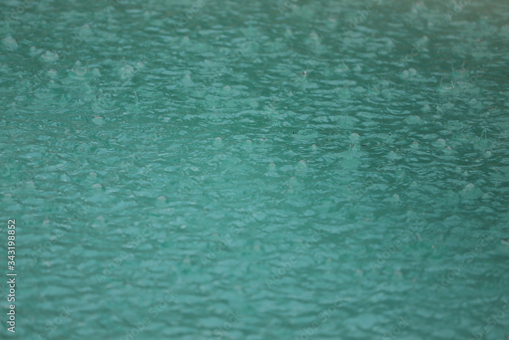 paysage de la pluie sur l'eau de la piscine paysage de la pluie sur l'eau de la piscine