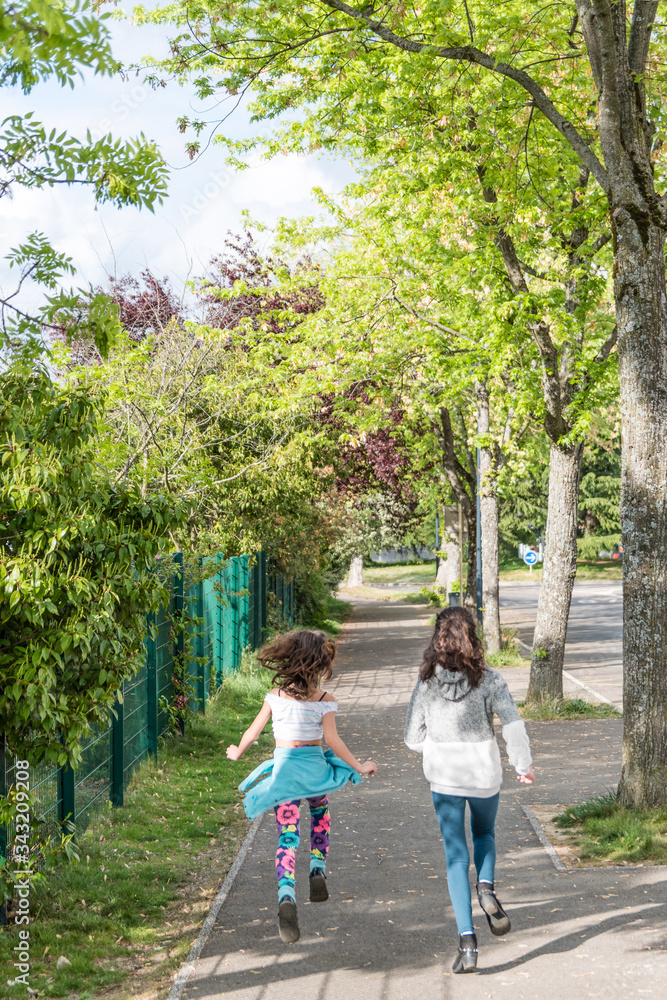 Enfants heureux et courant dans une allée Enfants heureux et courant dans une allée
