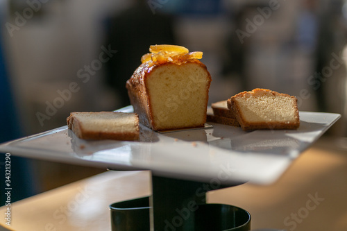 un gâteau pour une conférence sur un plateau noir brillant