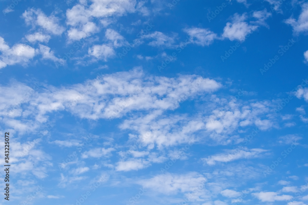 Photo d'une vue du ciel bleu avec ses nuages blanc moutonneux