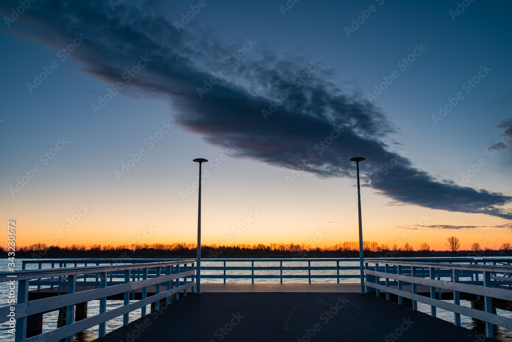 Obraz premium Wschód słońca w Serocku