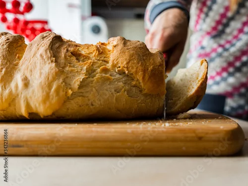 Panel kuchenny z motywem Krojenie domowego chleba