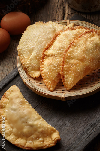 Empanadas colombianas con relleno de carne y pollo