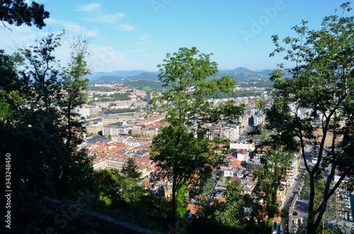 edificios y vegetación