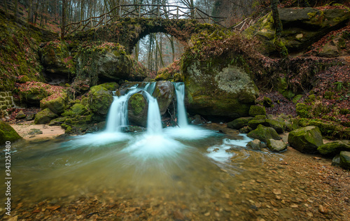 Fototapeta Naklejka Na Ścianę i Meble -  Klasse Wasserfall mit traumhaft mystischer Brücke