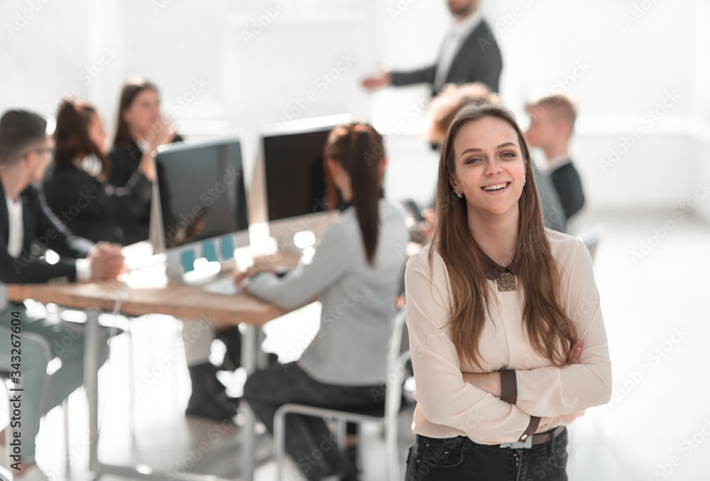 Obraz premium portrait of a young woman standing in a modern office