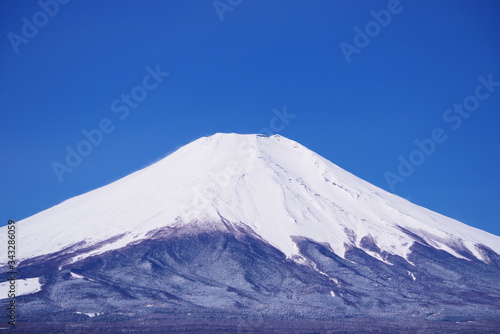 山中湖畔から望む富士山と青い空 © ayatomosyun