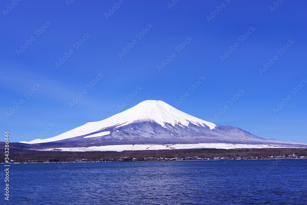 山中湖畔から望む富士山と青い空