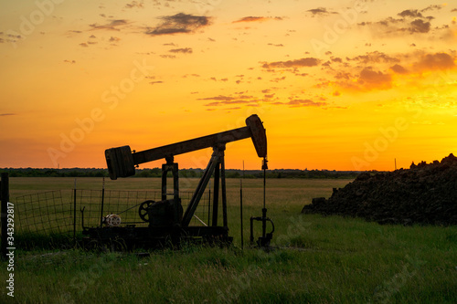 Cuadro en lienzo A Silhouette of a Texas oil drill at sunset