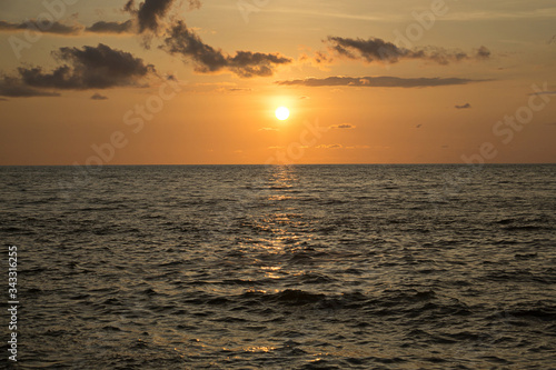 Atardecer en el mar de Mazatlan cielo despejado © World Stock