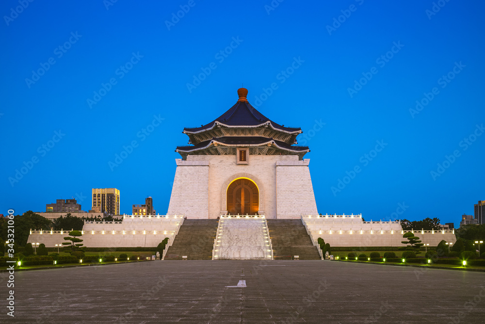 Fototapeta premium chiang kai shek memorial hall in taipei at night. Translation of the Chinese text is 