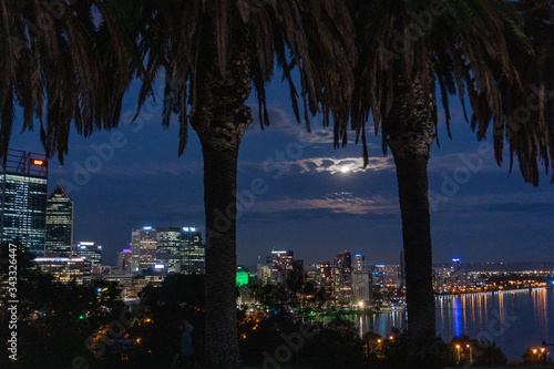 Ciudad de Noche. Panoramica. Captada desde lejos. Luna llena escondida detras de las nubes © Cami Ferretto