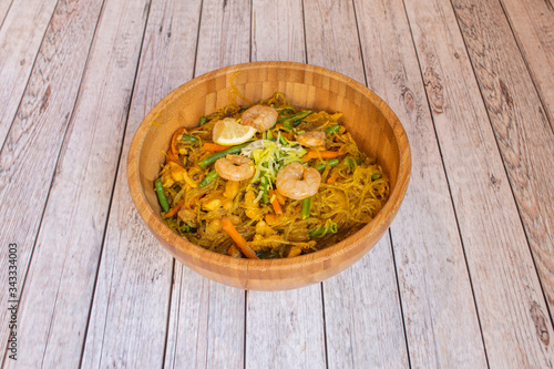 noodles with prawns and vegetables
