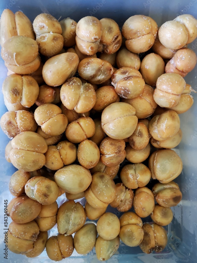 Salacca wallichiana that has been peeled.Were put together in a clear color box. Salacca wallichiana that has been peeled.Were put together in a clear color box.