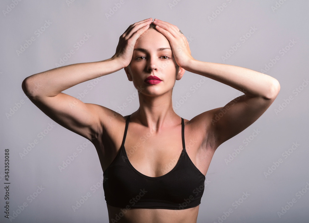 Naklejka premium Modella con mani sulla testa