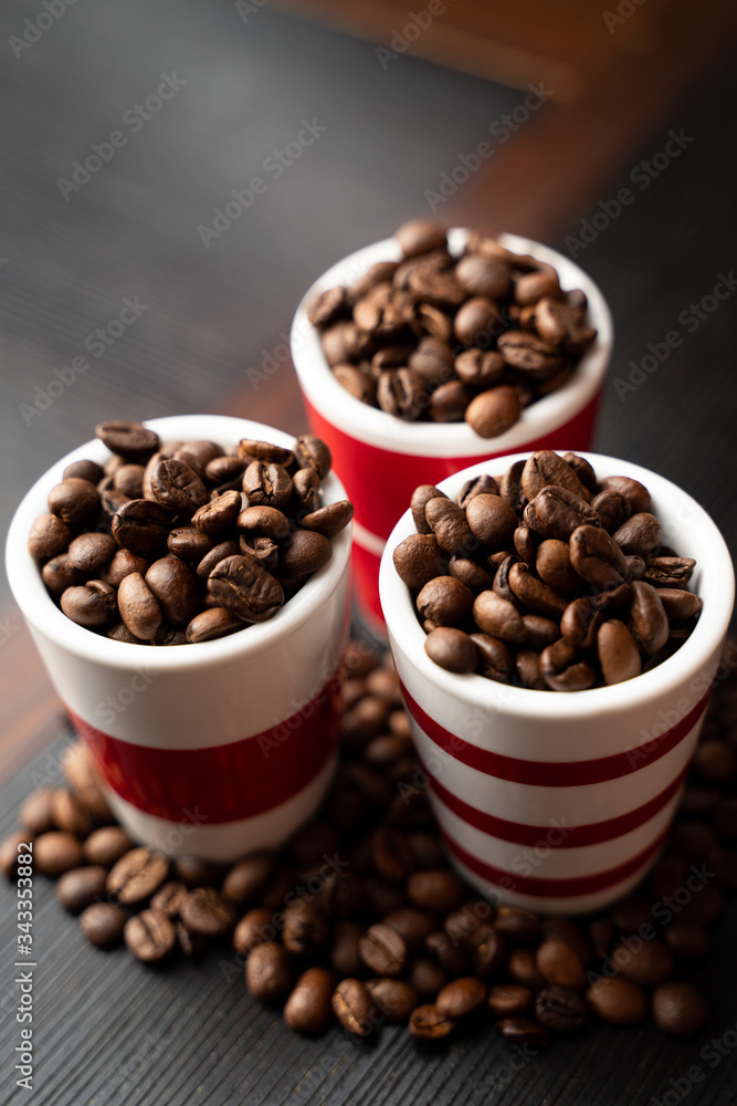 Fototapeta premium tasses de café remplis de grains de café sur table basse