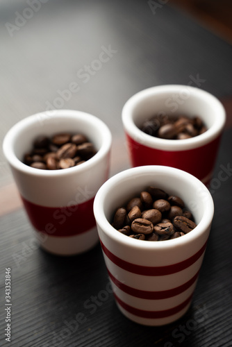 tasses de café remplis de grains de café sur table basse