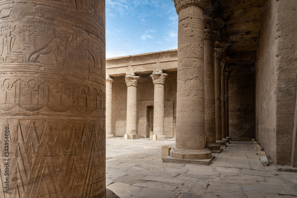Columns and hieroglyphs en Edfu Temple, Egypt