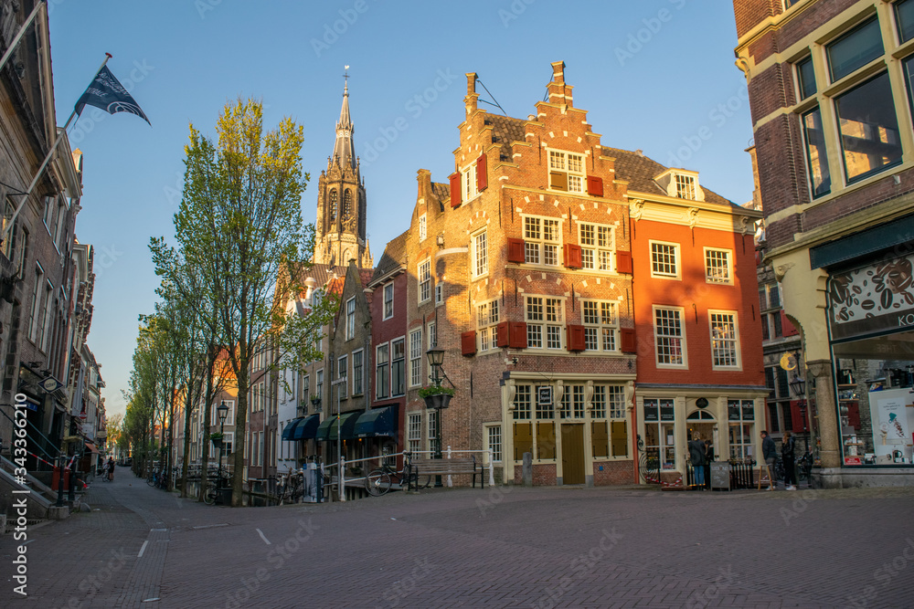 Obraz premium Typowa holenderska ulica w małym mieście Delft.
