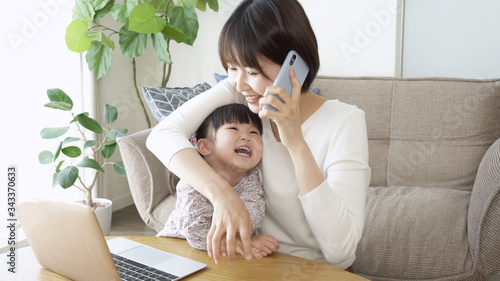 育児　子育て　リモートワーク　妨害 photo