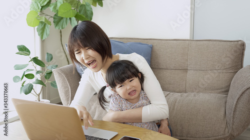 Schilderij op canvas 育児　子育て　リモートワーク　妨害