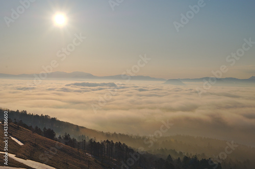 雲海の漂う早朝の風景。美幌峠、北海道、日本。