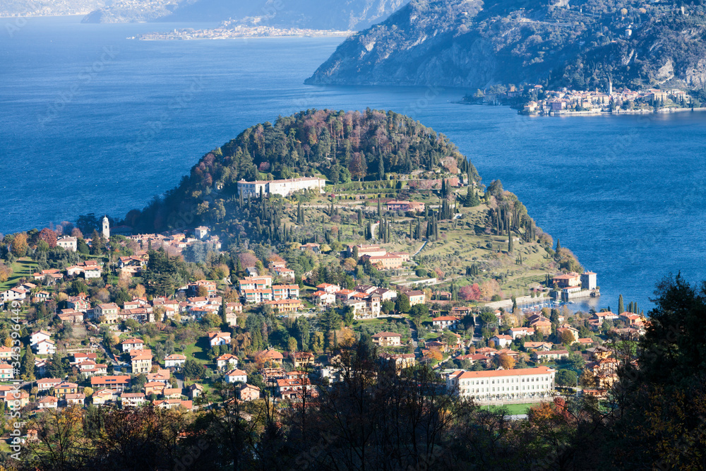 Veduta di Bellagio tra i due rami del lago di Como