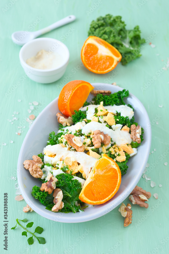 Nuss- Grünkohl- Salat mit Ei