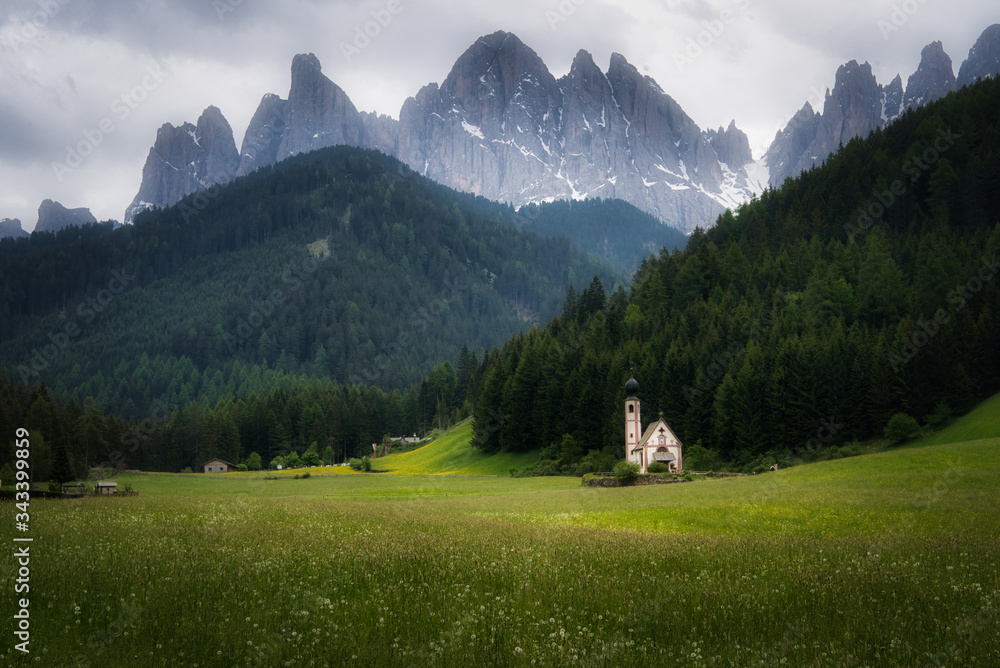 Iglesia alpina en Ranui, Santa Maddalena, Val di Funes, Trentino Alto Adidge, Dolomitas, Italia.