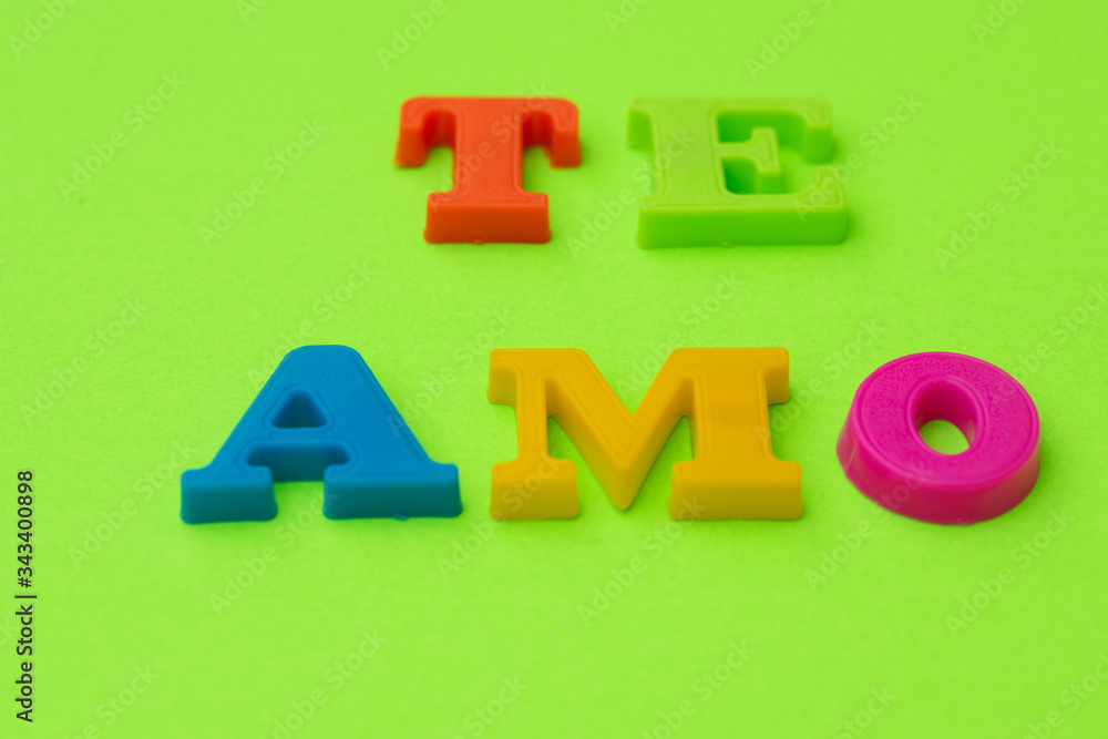 Obraz premium Te amo isolated against colorful background