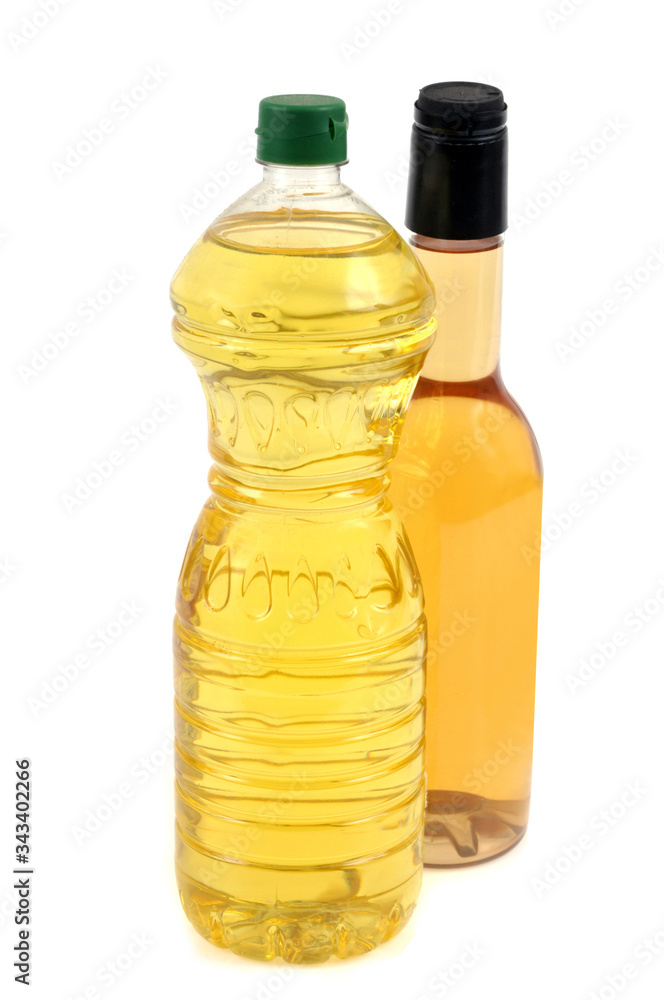 Bouteillle d'huile et de bouteille de vinaigre sur fond blanc Bouteillle d'huile et de bouteille de vinaigre sur fond blanc