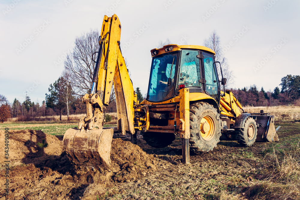 The bucket excavator picks up the soil to pave the way. The bucket excavator picks up the soil to pave the way.