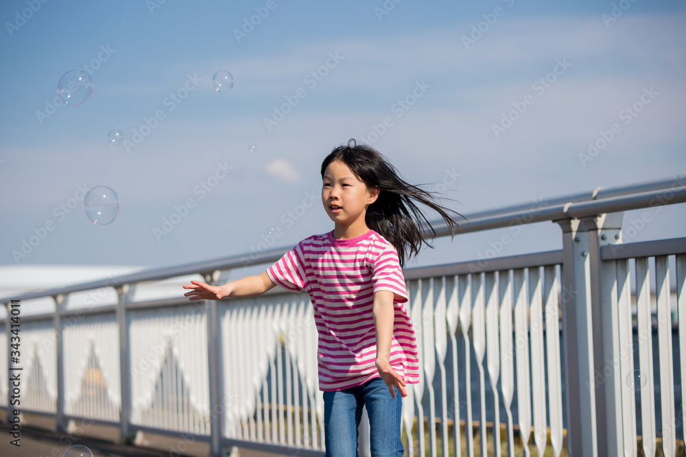 公園でシャボン玉を遊んでいる子供
