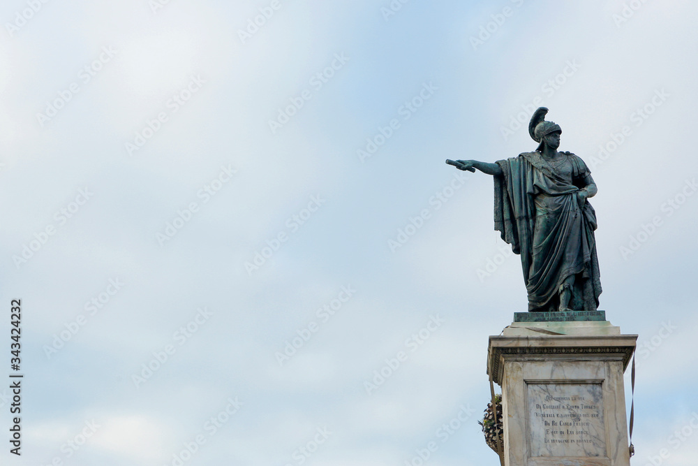 Statua di Carlo Felice a Cagliari, isolata su sfondo cielo