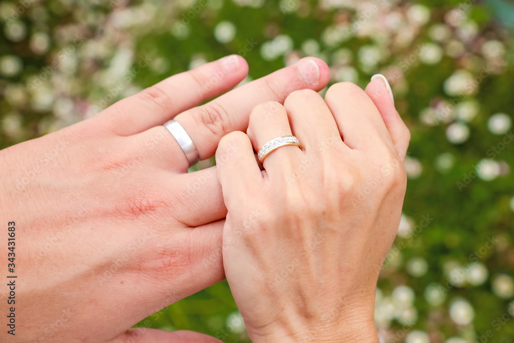 Alliance de mariage en or, diamant et argent. Mains du couple lors d'un  mariage champêtre. Célébration de l'amour dans la nature. Stock Photo |  Adobe Stock