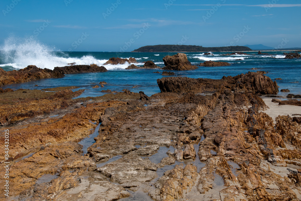 Φωτογραφία Tomakin Australia, view of rock outcrop  looking out to sea with island on the h